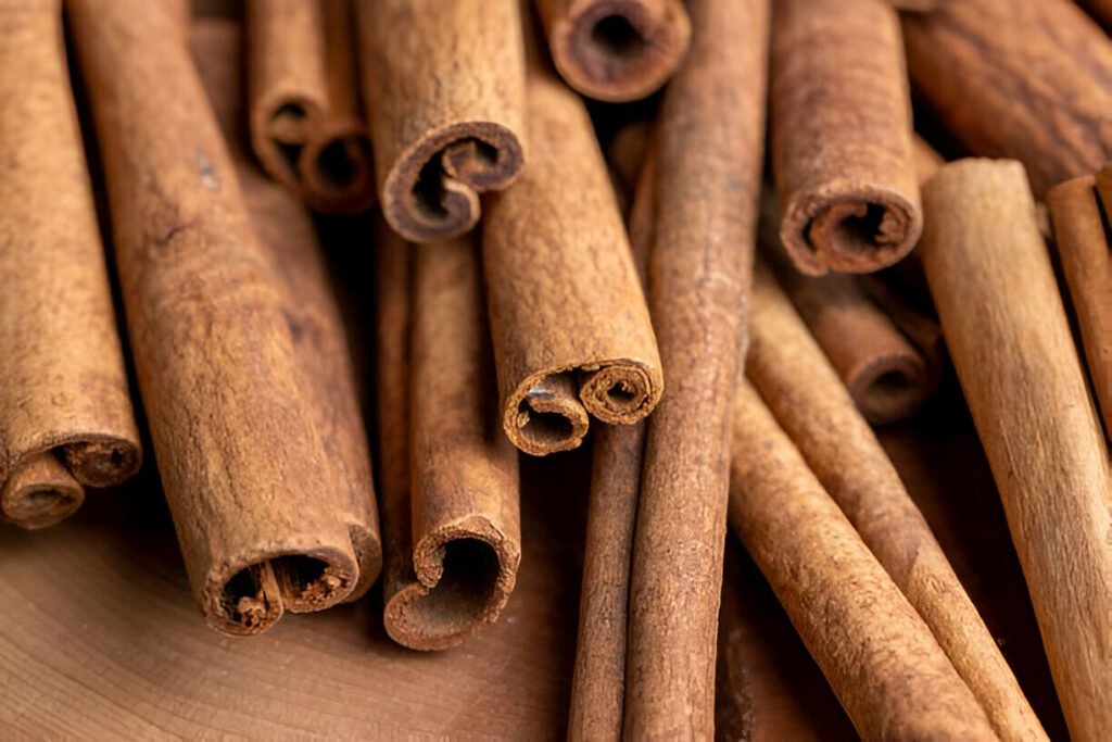 Cannelle séchée entière pour la pâtisserie, épices à la cannelle parfumées en tas