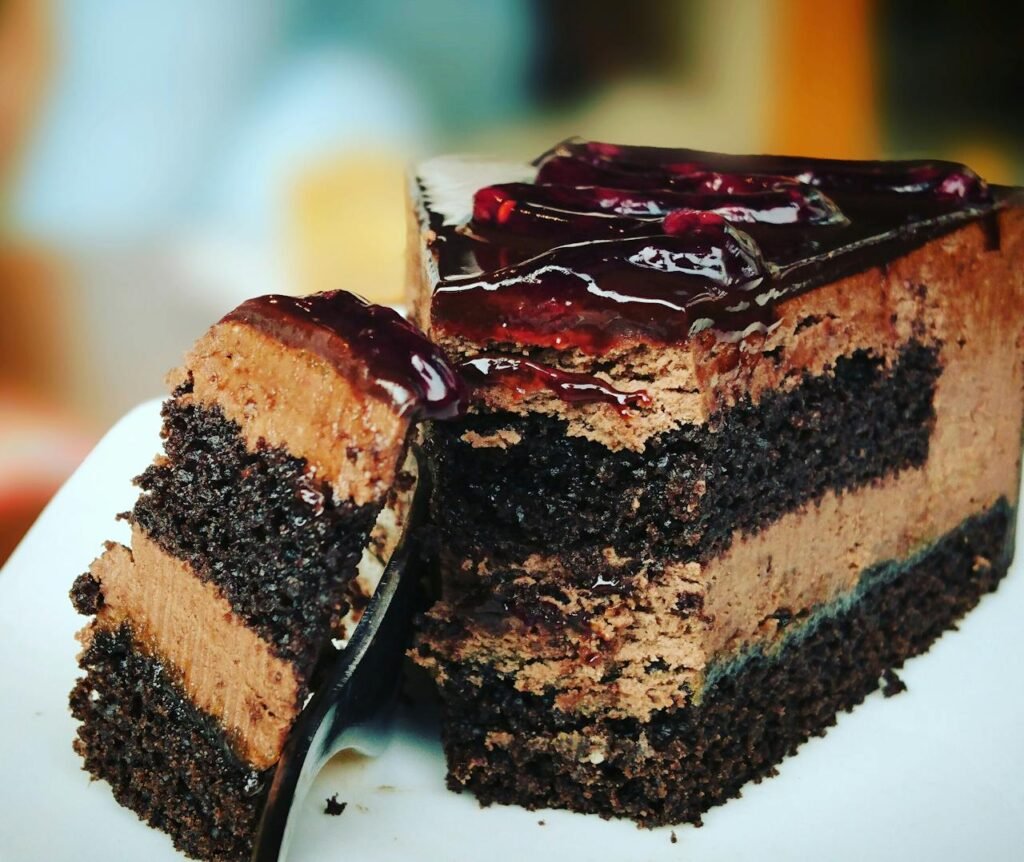Gâteau tranché sur assiette