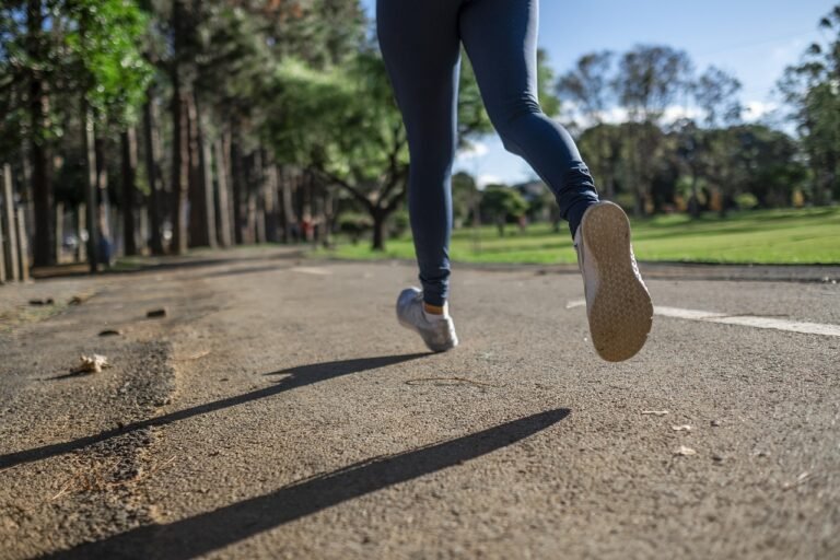 Courir maigrir - Une femme court seule
