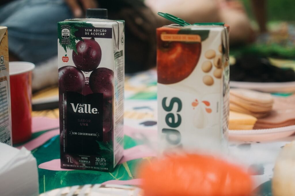 Gros plan sur des boîtes de jus