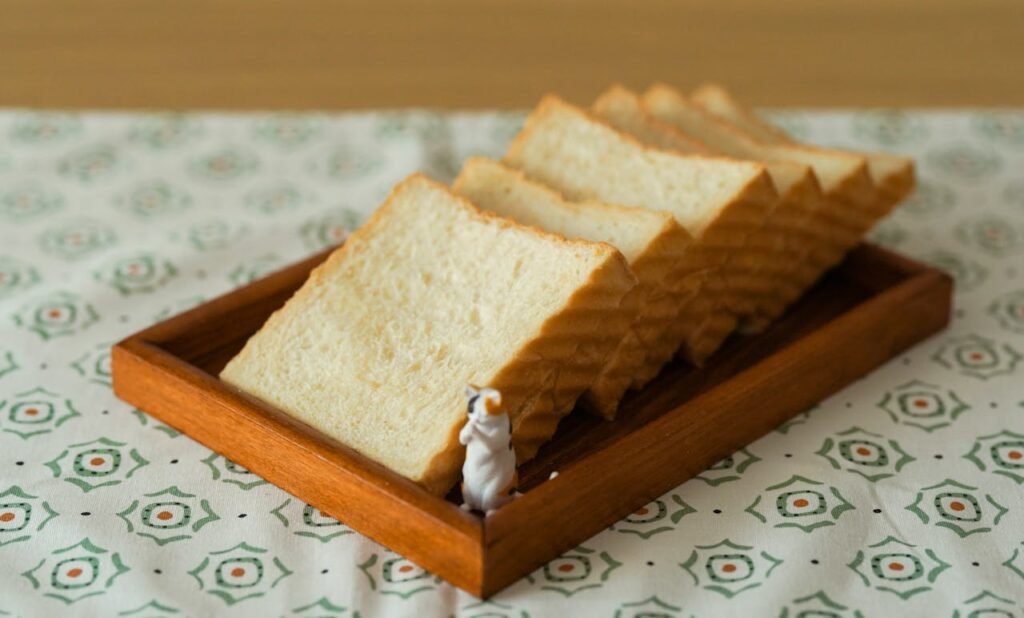 Des tranche de pain blanc sur table