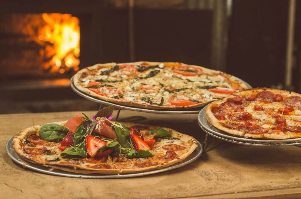 Des plats de pizza