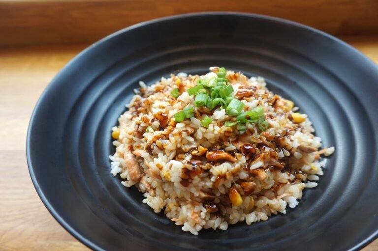 Diabetes et riz - Riz cuit sur une assiette en céramique noire
