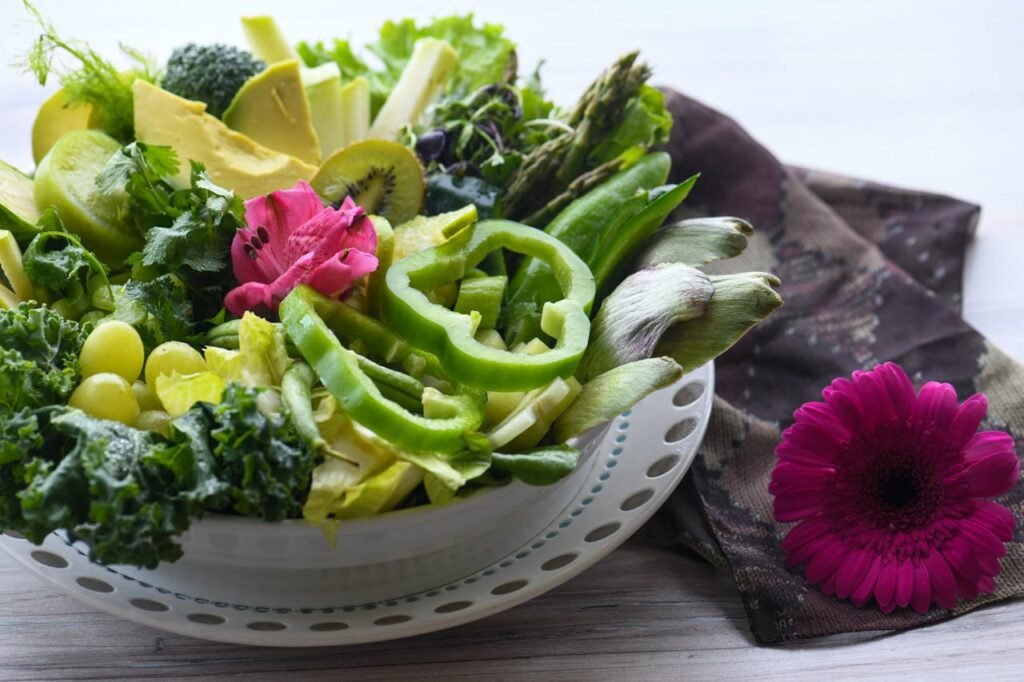 Gros plan de légumes et de fruits verts frais dans une assiette
