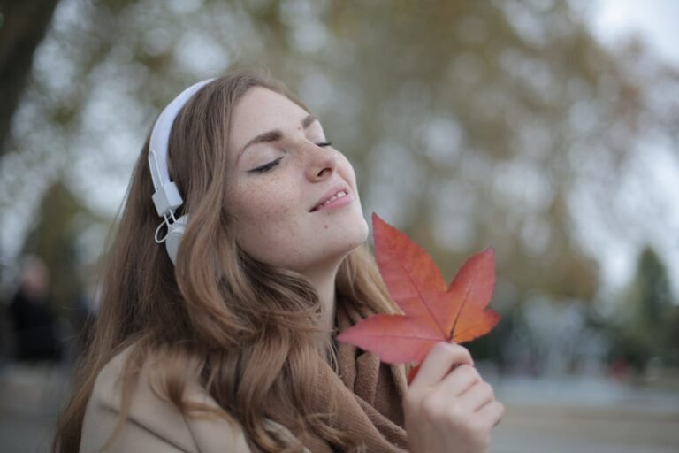 Femme relaxante avec des écouteurs