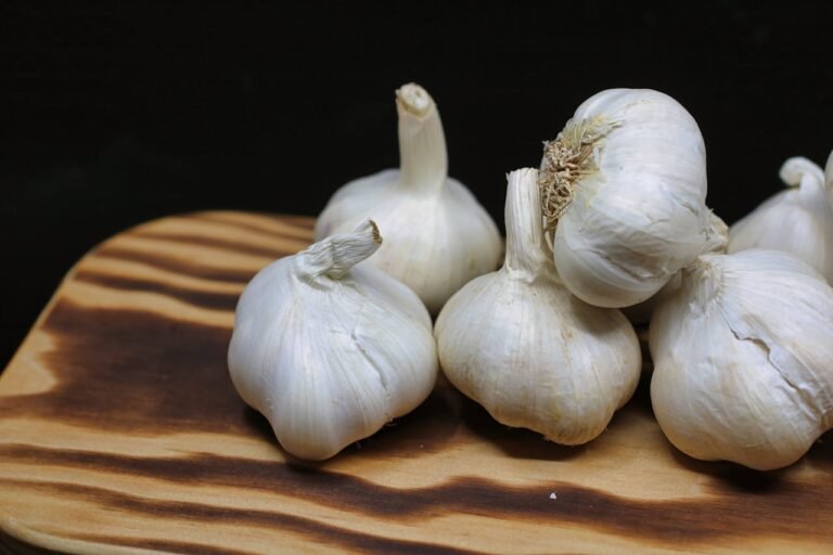 Bulbes d'ail sur une surface brune
