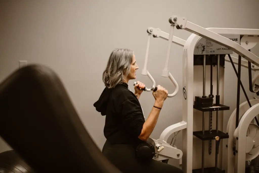 Femme agée au gym