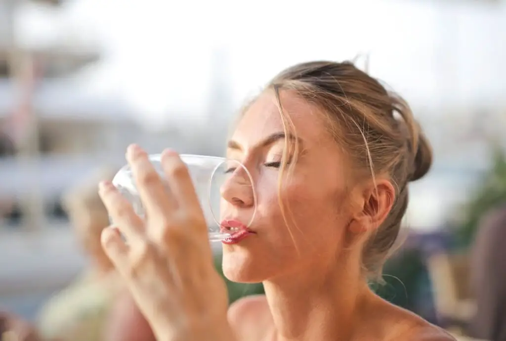Femme boire de l'eau