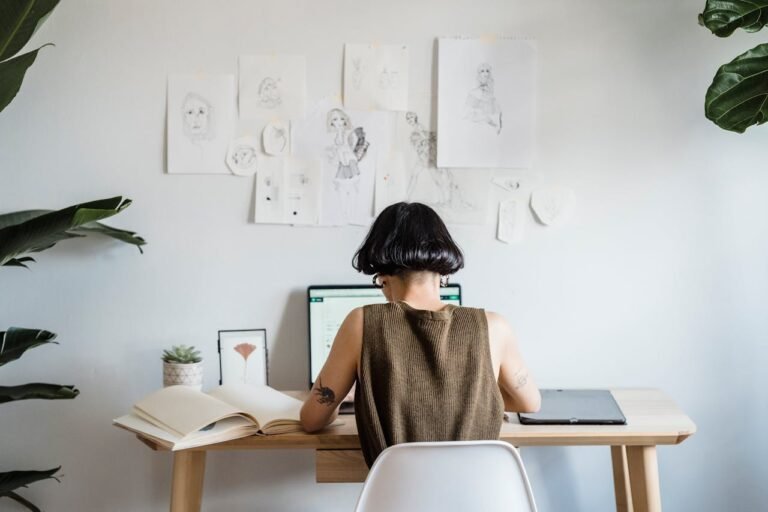Femme au bureau travailler
