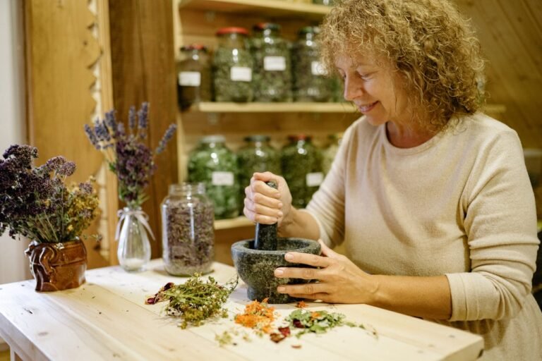 Une femme prépare des remèdes a base des plantes