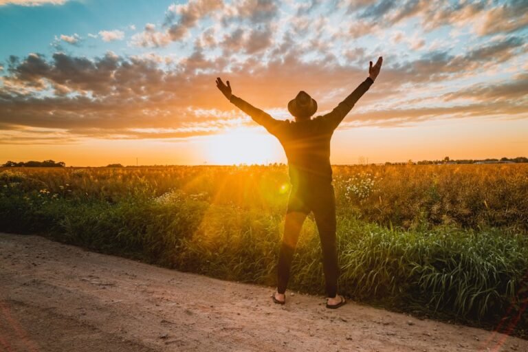 Auto-compassion homme devant un coucher de soleil