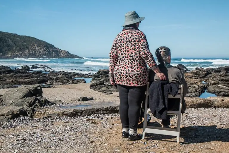 Deux personnes agées sur la plage