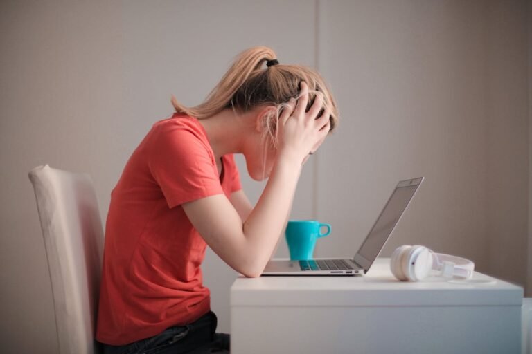 Anxiété face aux examens - Etudiante qui est perturbée