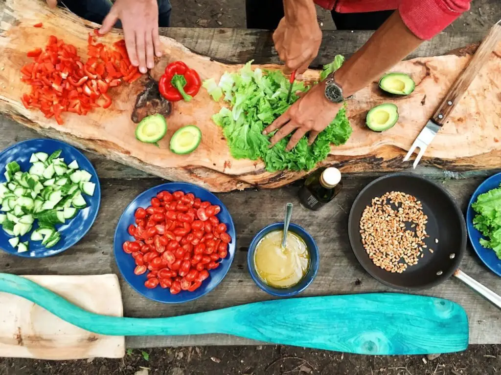 Personne tenant des légumes tranchés