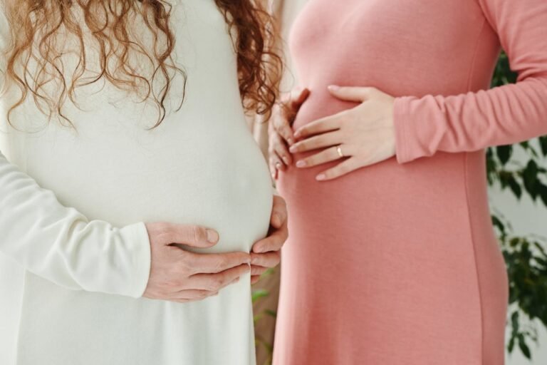 Deux femmes enceintes