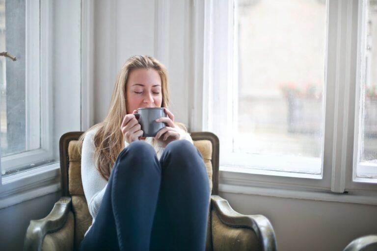 Femme boire du café le matin