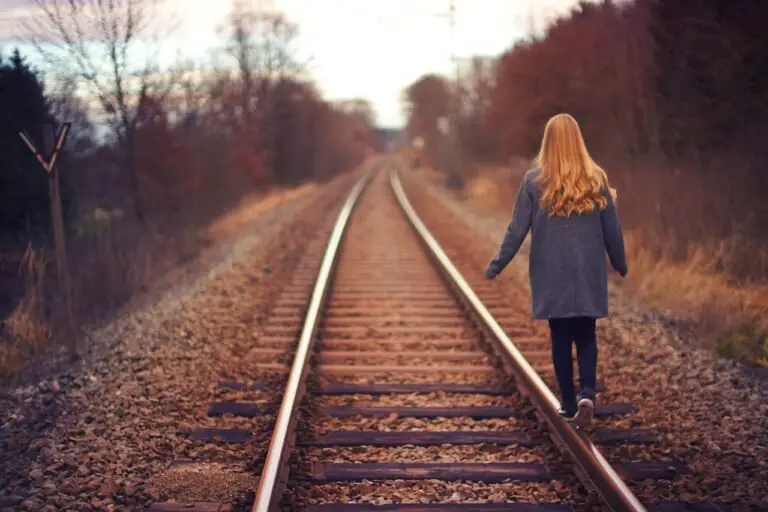 Femme marche sur une rail