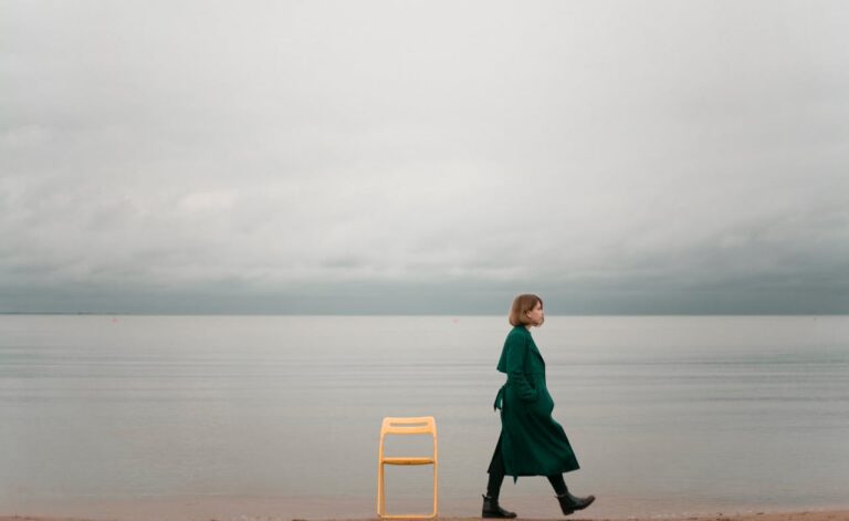 Minimalisme - Femme quitter une chaise a la mer