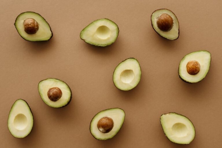 Des fruits d(avocat sur table