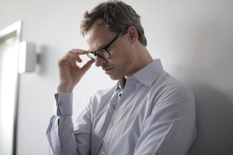 Anxiété sociale -Homme portant des lunettes noires