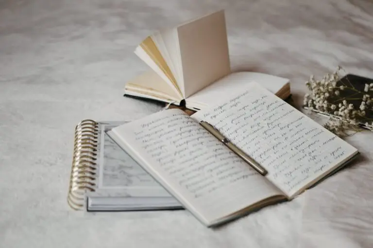 Un carnet ouvert avec un stylo
