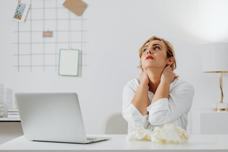 Femme fatiguée au bureau