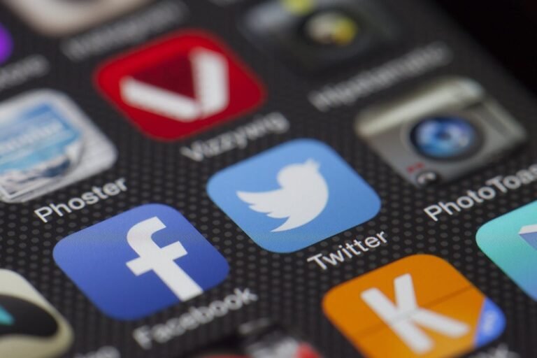 Téléphone affichant des applications de médias sociaux