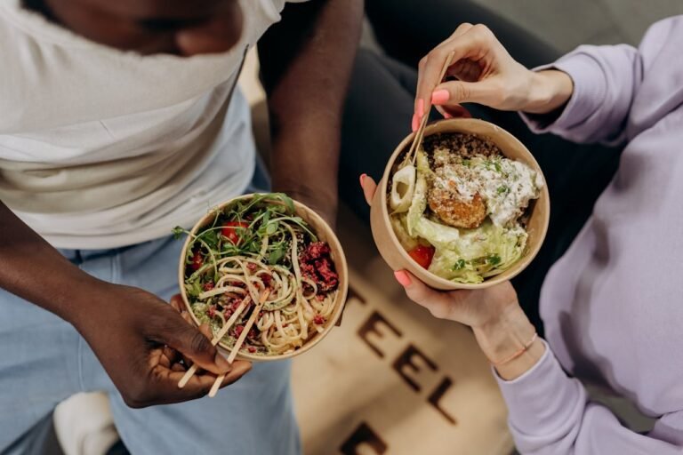 Un homme et une femme mangeant des aliments sains