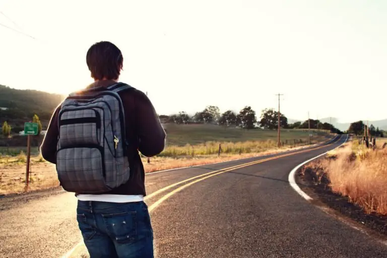 Homme face à la route
