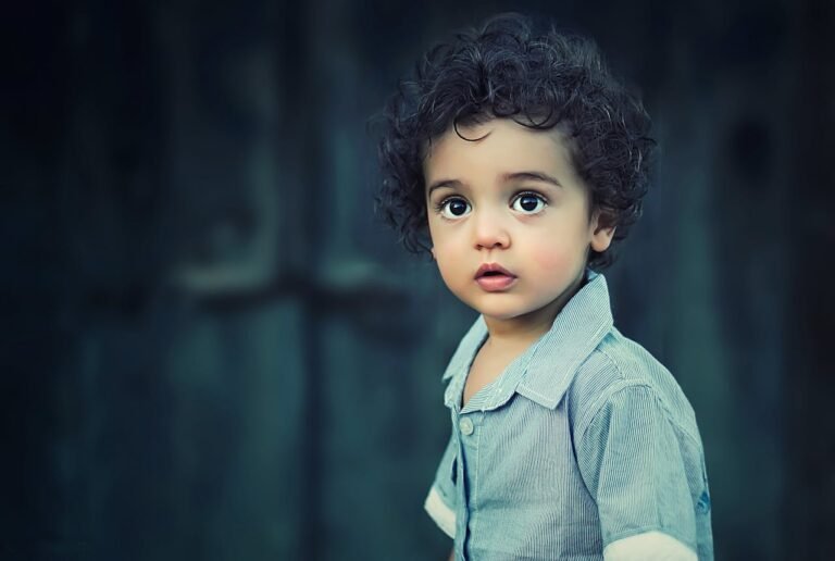 Joli enfant avec grands yeux